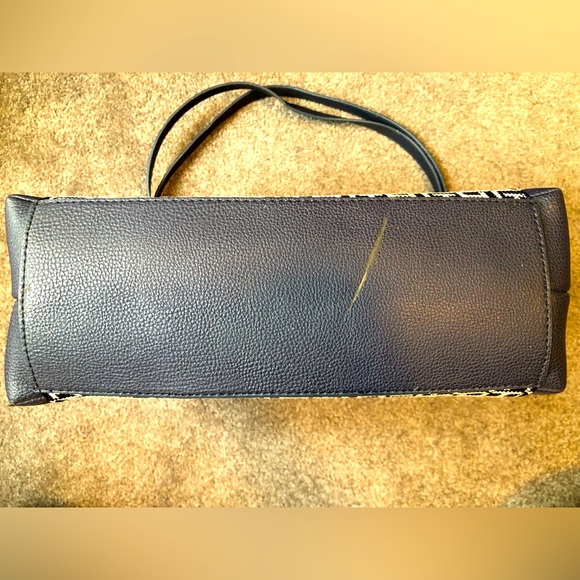 Tommy Hilfiger navy purse 😀 - Picture 9 of 9